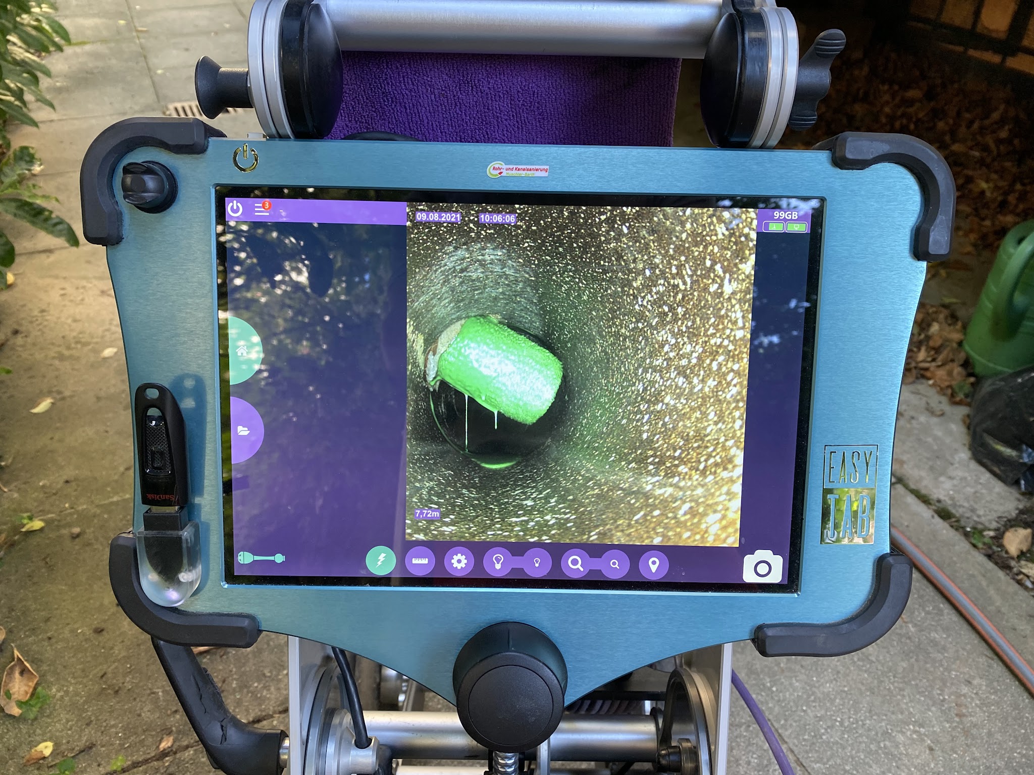 Kamera-Inspektion: Tablet zeigt das Rohrinnere live
